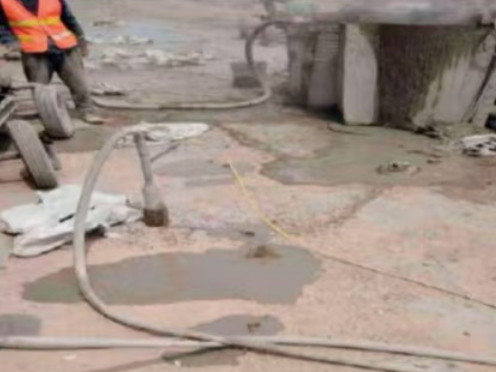 山海关水泥混凝土路面板底注浆技术 路面脱空注浆整治方案